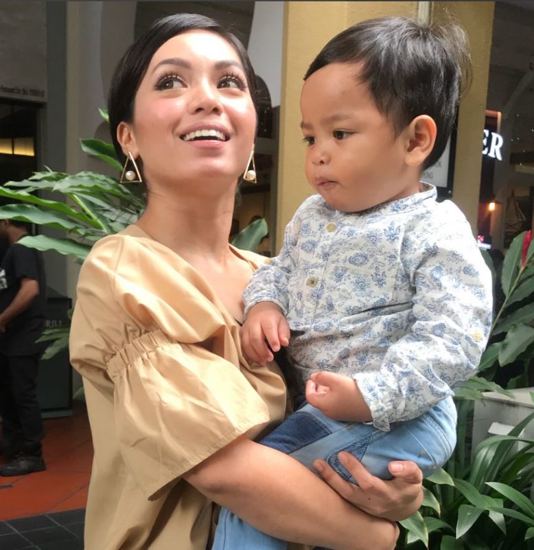 Sebak Lihat Mommy Di TV, Video Anak Nad Zainal Menangis Tarik Perhatian Netizen
